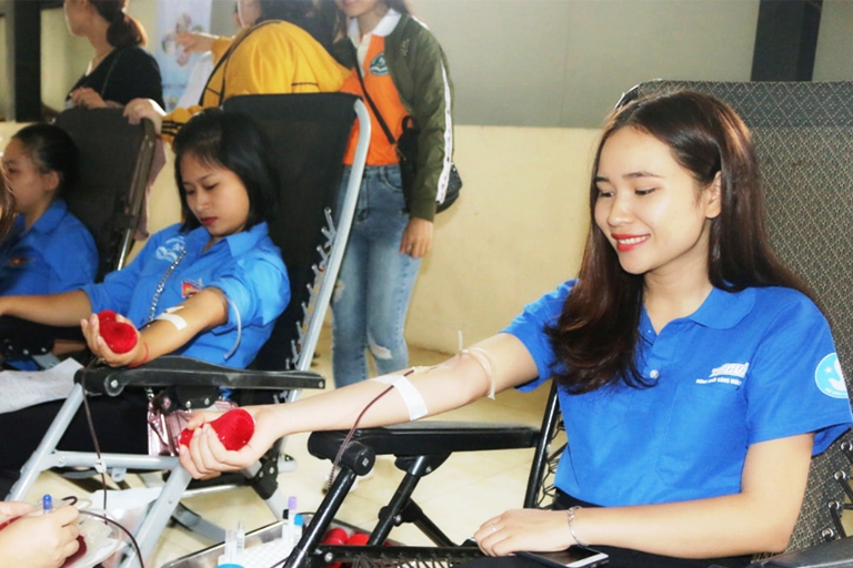 Đoàn viên thanh niên tích cực tham gia hiến máu tình nguyện
